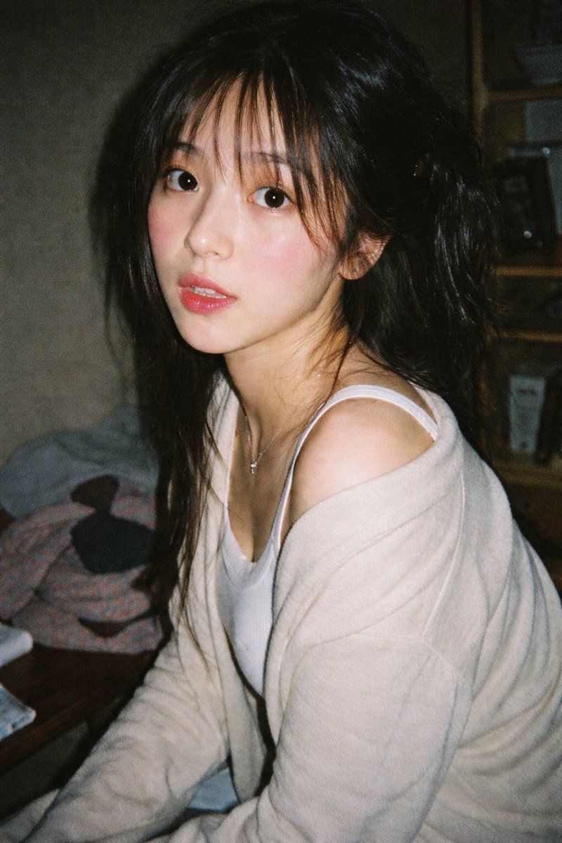 #26 빈티지 35mm 필름 인물 사진 (어둑한 실내) 참고 이미지